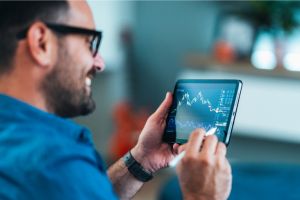 Spy Trader. Cómo las fechas de vencimiento en el SPY te dan más alcance. El mundo del trading es fascinante y complejo, y una de las áreas más intrigantes son las opciones sobre acciones o índices.