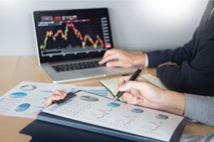 Spy Trader..¿Cuál es el impacto del QQQ en el comportamiento del SPY? Mientras que el SPY sigue el rendimiento del S&P 500, el QQQ lo hace con el índice Nasdaq-100.