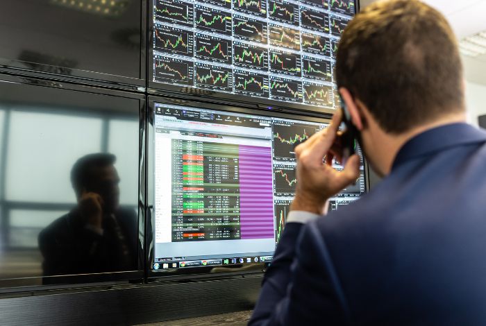 Spy Trader¿Por qué el TZA tiene una Directa Relación con el Mercado de Valores?El TZA es un ETF que busca proporcionar resultados de inversión que correspondan a tres veces el inverso del rendimiento diario del Russell 2000 Index.