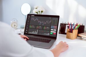 Spy Trader¿Por qué el TZA tiene una Directa Relación con el Mercado de Valores?  El Direxion Daily Small Cap Bear 3X Shares (TZA) ofrece una conexión directa y amplificada con el mercado de pequeñas capitalizaciones, lo que lo hace una herramienta valiosa pero riesgosa en el arsenal del inversor moderno.