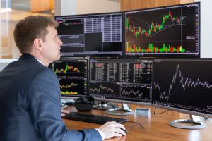 Spy-Trader. Qué ventajas tiene un trader al enfocarse solo en el SPY. Sin embargo, es crucial que cada inversor evalúe su propia situación, objetivos y tolerancia al riesgo antes de decidir si esta estrategia es adecuada para ellos.